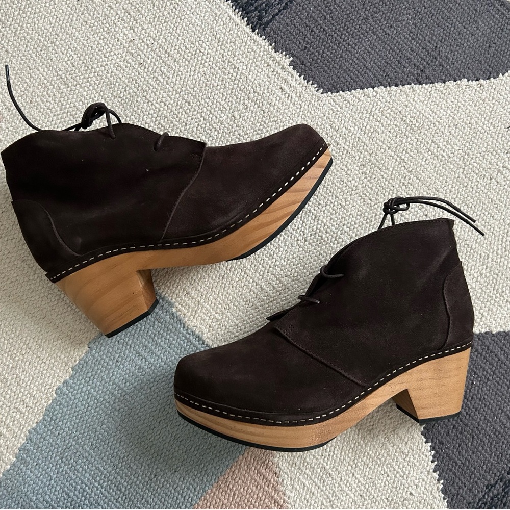 NIB NEW Lisa B. chocolate suede clog boots
